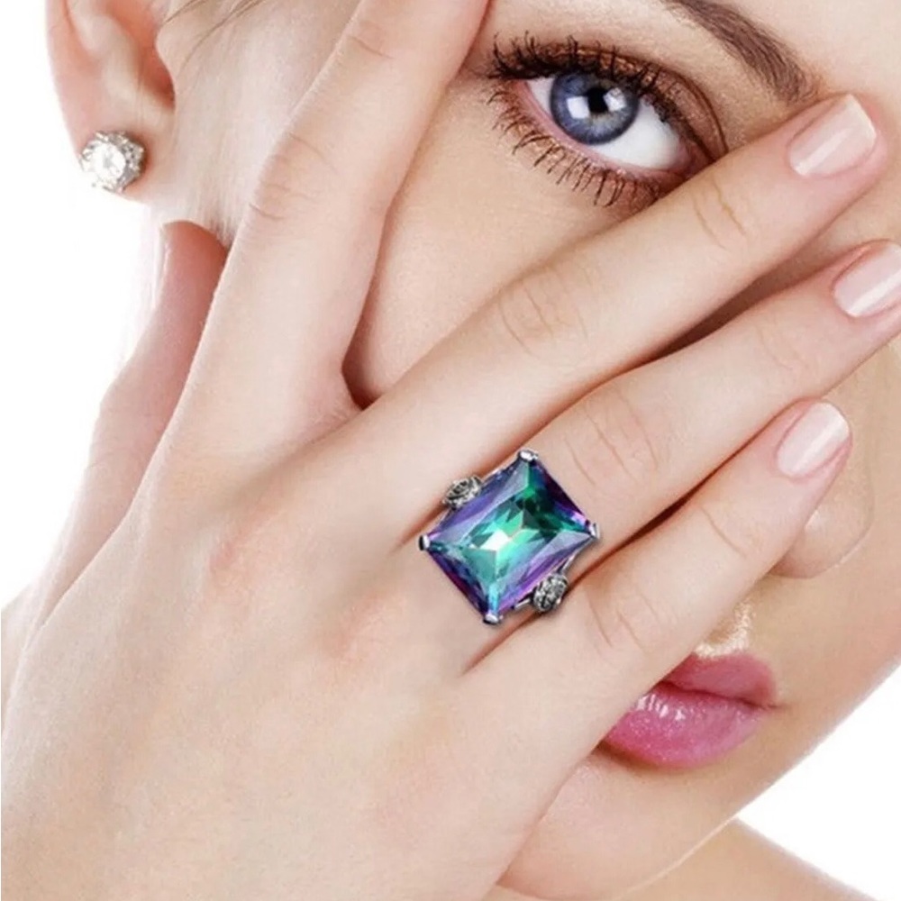 Beautiful Topaz Ring - Picture 4 of 10